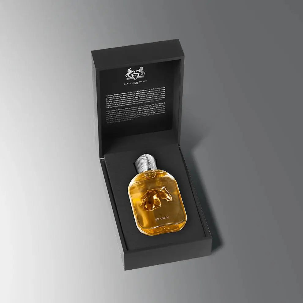 אריזת הקרטון המהודרת של בושם Eragon (ארגון) Parfums de Marly יוניסקס 100 מ"ל, אידיאלית כמתנה אקסקלוסיבית לאוהבי יוקרה.